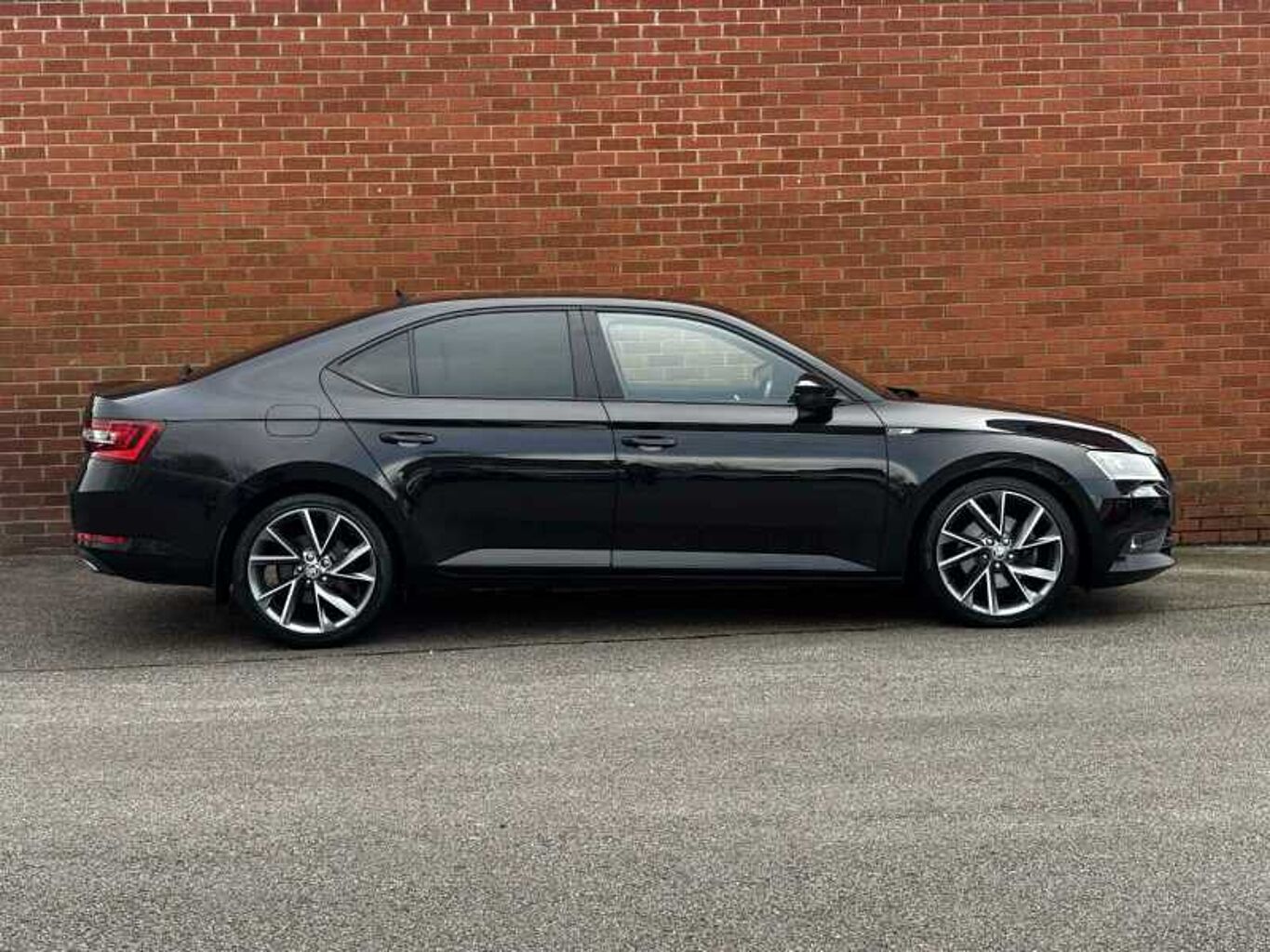 SKODA Superb 2.0 TDI SCR 190ps 4X4 SportLine Plus DSG HB